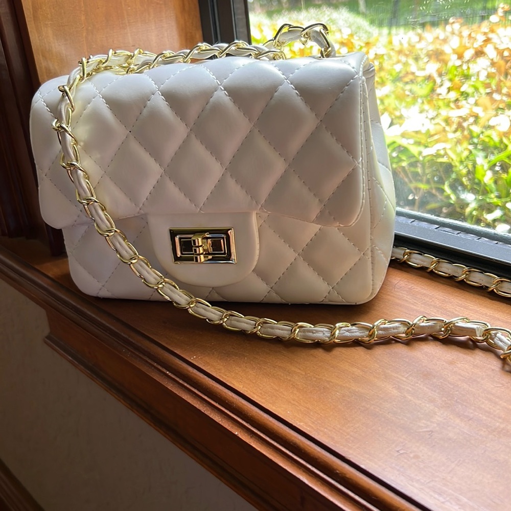 Crossbody white, beautiful bag, brand new inspired “C”